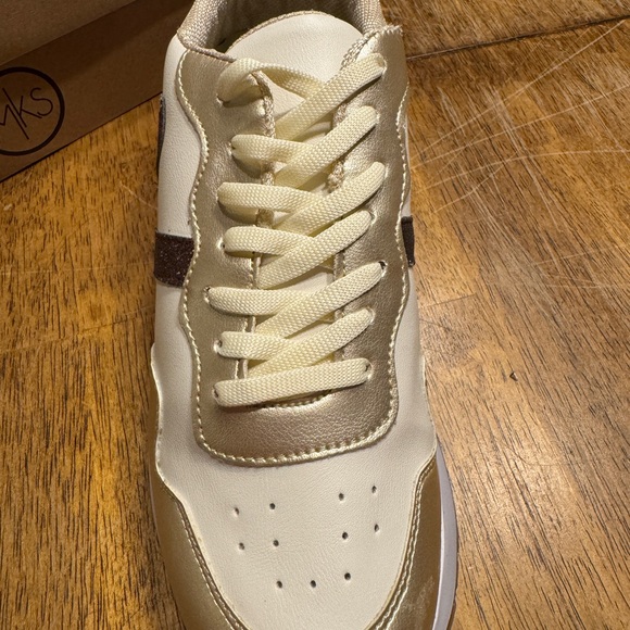 Adorable Style Trending Ladies Tennis Sz 9. Brand New - Picture 6 of 11